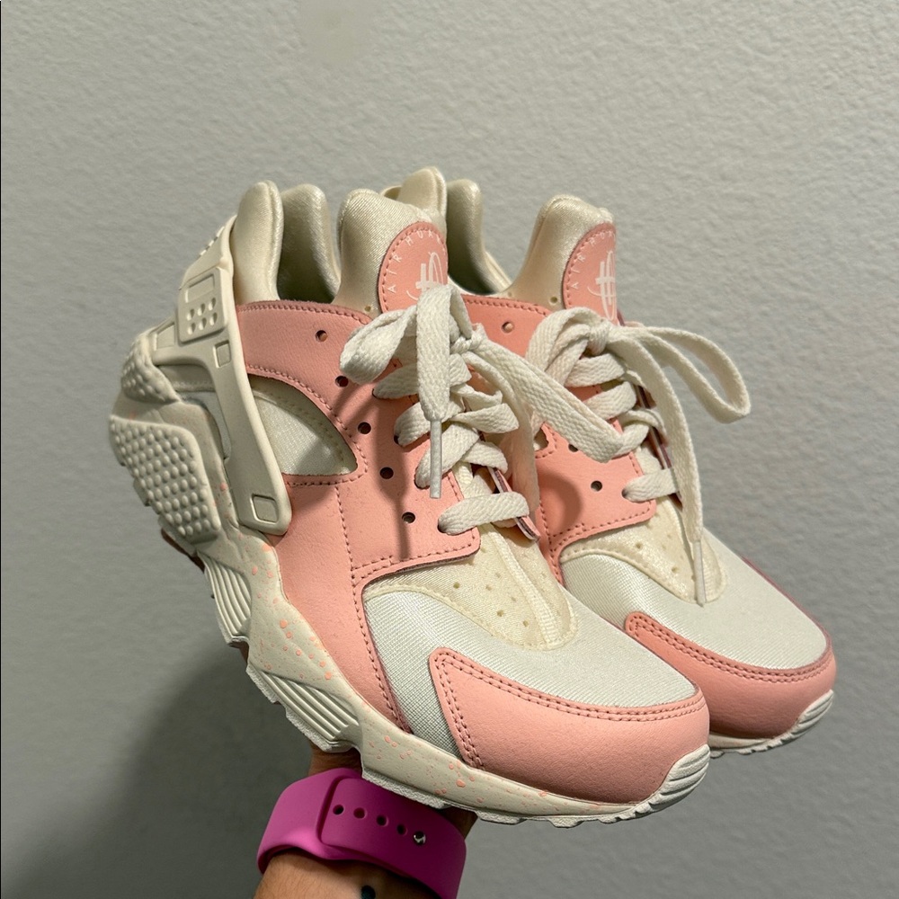 New Nike Women's Pink and Cream Huarache Sneakers